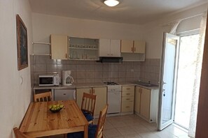 Jääkaappi, mikroaaltouuni, uuni, vedenkeitin
