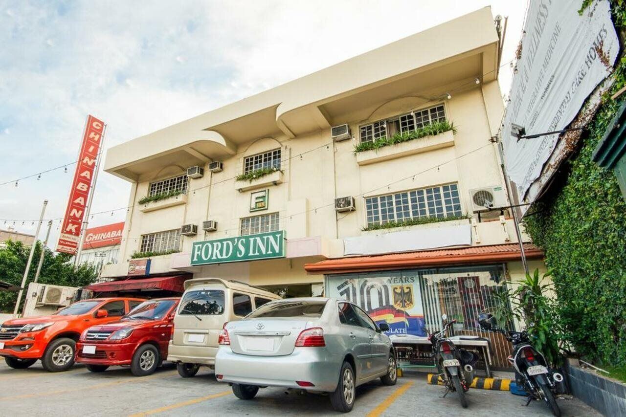 A building with a sign for 'Ford's Inn' and a 'Chinabank' sign.