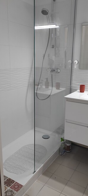 Badewanne, Haartrockner, Seife, Toilettenpapier