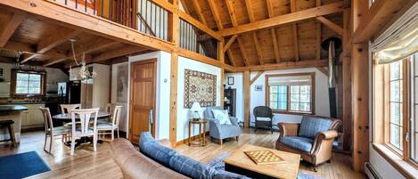 Televisión, chimenea y oficina