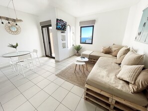 Een smart-tv en boeken