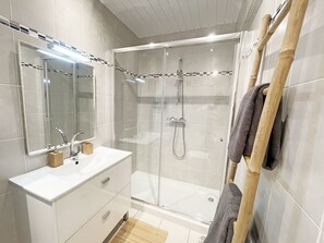 Shower, hair dryer, towels, soap - Beachfront Oura - 100m Beach, 300m Strip, Garage (Albufeira)