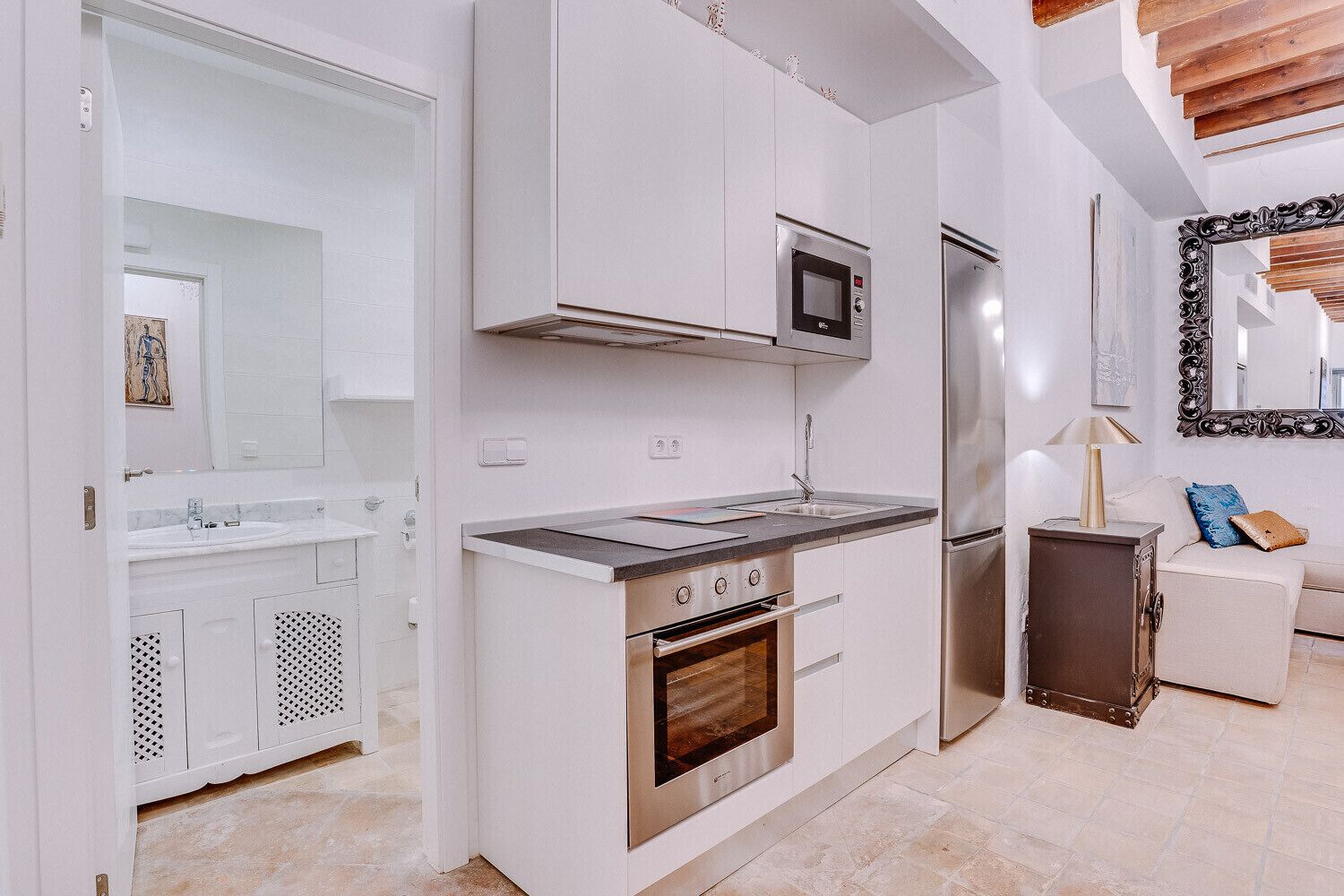 Kjøleskap, ovn, kaffetrakter/tekoker og vannkoker