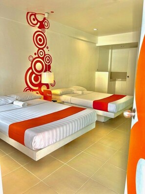 A hotel room with two beds, a red and white wall decoration, and a modern design. - Islands Stay Hotel Mactan (Lapu-Lapu)
