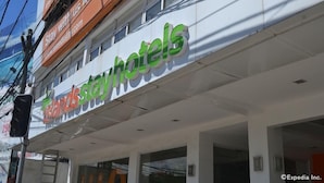 A hotel with a sign reading "Islands stay hotels" and a website address. - Islands Stay Hotel Mactan (Lapu-Lapu)