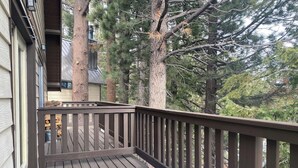A wooden deck with snow on the ground, surrounded by trees. - Mammoth View Villas 20-Nice townhome close to the Village (Mammoth Lakes)
