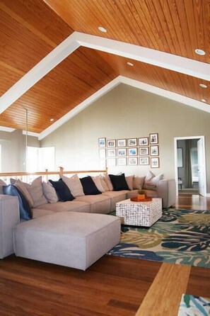 Een televisie, boeken en een kantoor