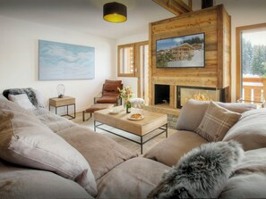 Een televisie, een open haard, videogames en een stereo