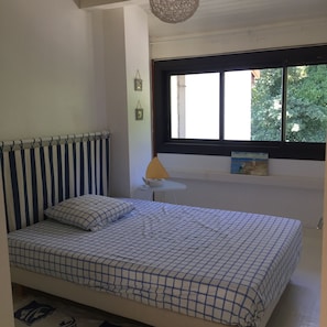 2 bedrooms, travel cot, bed sheets