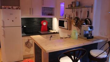 Een koelkast, een microgolfoven, een kookplaat, een vaatwasser