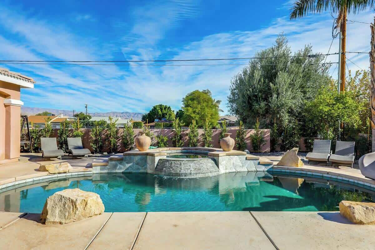 Utendørsbasseng og et oppvarmet basseng