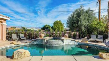 Utendørsbasseng og et oppvarmet basseng