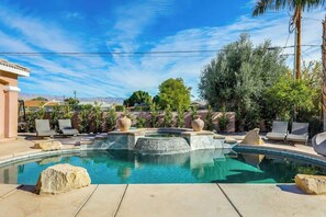 Een buitenzwembad en een verwarmd zwembad