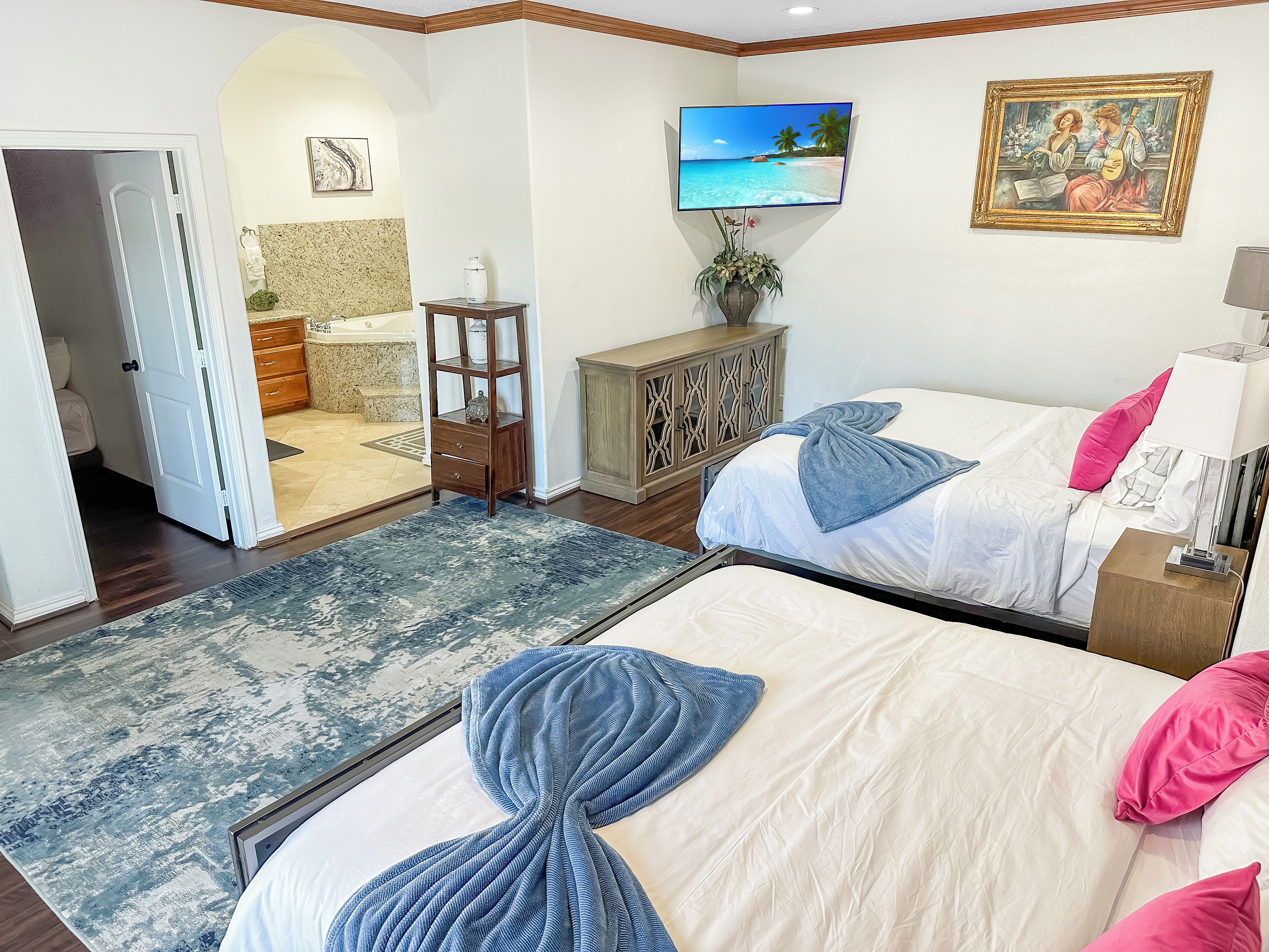 5 makuuhuonetta, tallelokero huoneessa, silitysrauta/-lauta