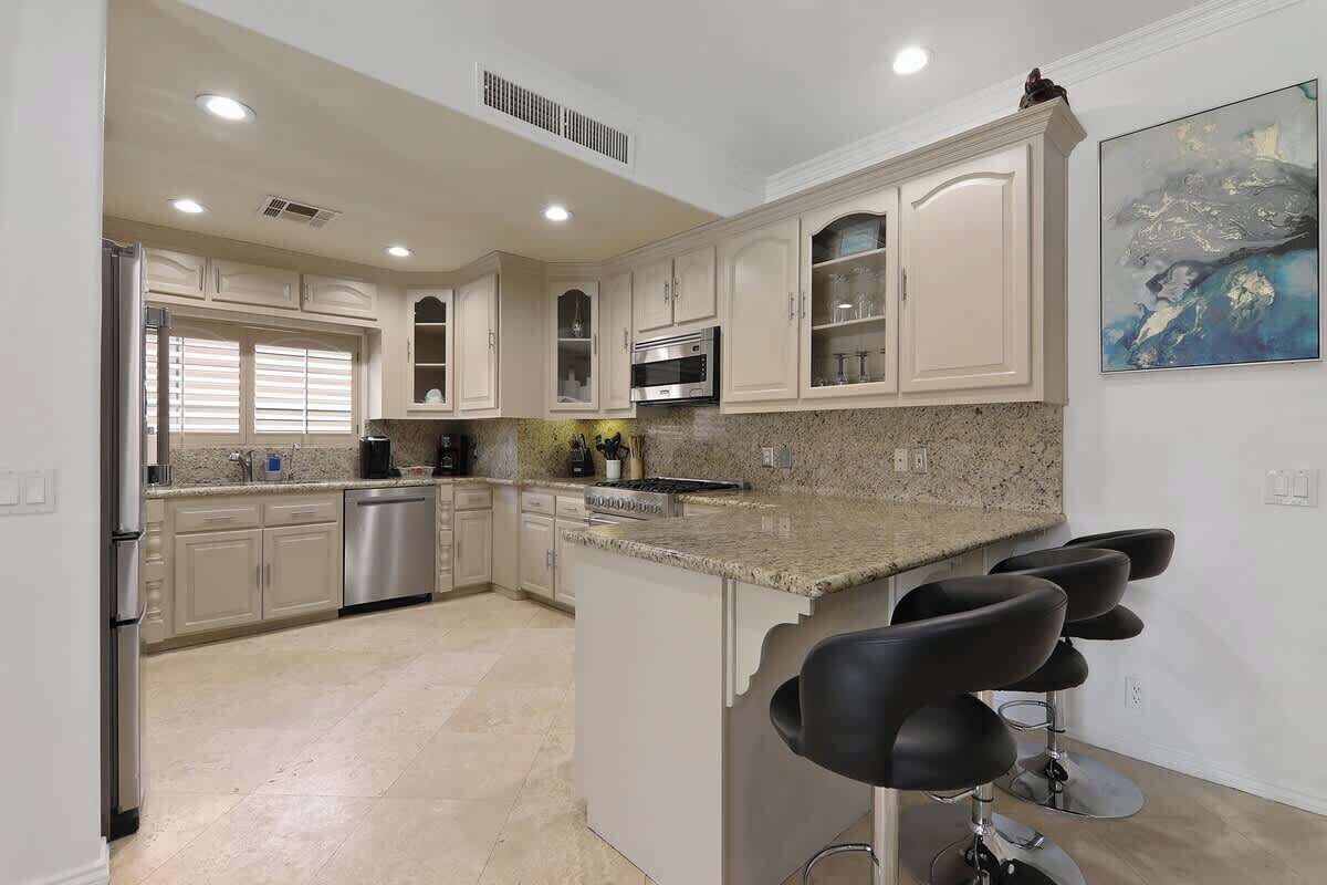 Réfrigérateur, four à micro-ondes, un four, surface de cuisson