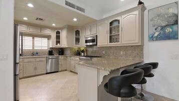 Réfrigérateur, four à micro-ondes, un four, surface de cuisson