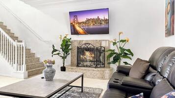 Smart-TV, peis og bøker