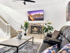 Smart-tv, een open haard en boeken