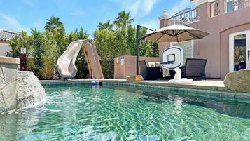 Utendørsbasseng og et oppvarmet basseng