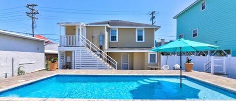 Alberca al aire libre y alberca climatizada