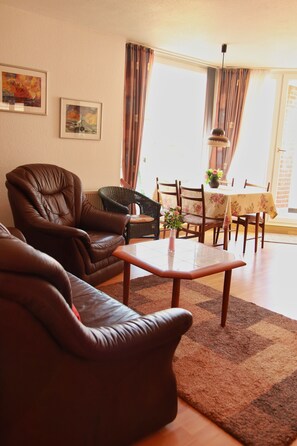 TV, books - Close to the center and cozy apartment with balcony in Bad / Sankt-Peter Ording (Sankt Peter-Ording)