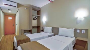 Quarto standard | Escrivaninha, Wi-Fi de cortesia, roupa de cama