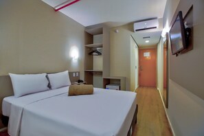 Escritorio, wifi gratis y ropa de cama 