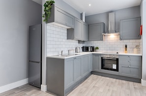 Apartment | Private kitchen | Full-size fridge, microwave, oven, stovetop - Murray nest 2 (Llanelli)