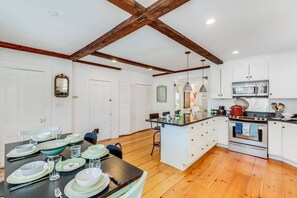 House (Sea Star) | Private kitchen | Fridge, microwave, dishwasher, coffee/tea maker - Sea Star (Rockport)