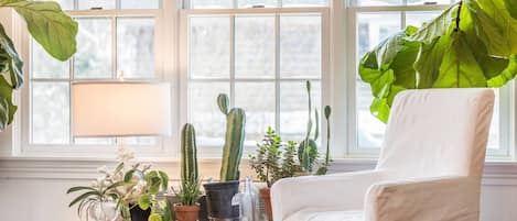 Hus (Sea Star) | Vardagsrum | Tv, eldstad, leksaker och böcker