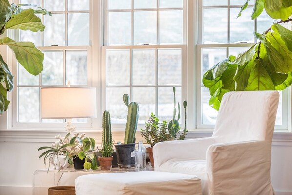 Casa (Sea Star) | Sala de estar | Televisión, chimenea, juguetes y libros