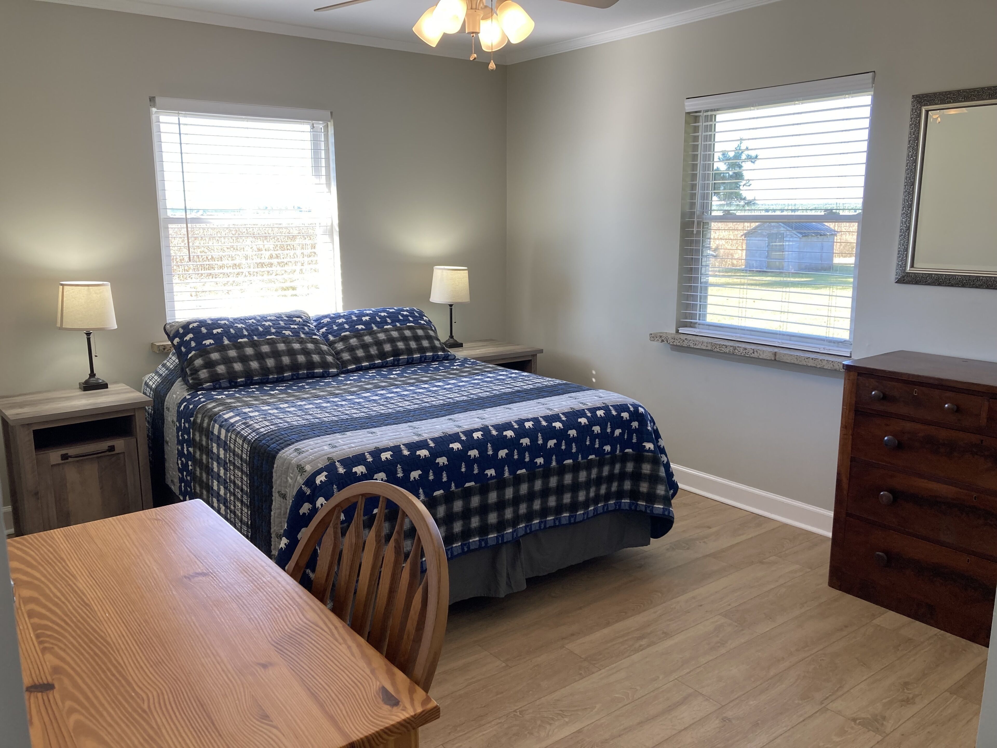 3 bedrooms, desk, WiFi, bed sheets