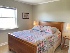 3 bedrooms, desk, WiFi, bed sheets