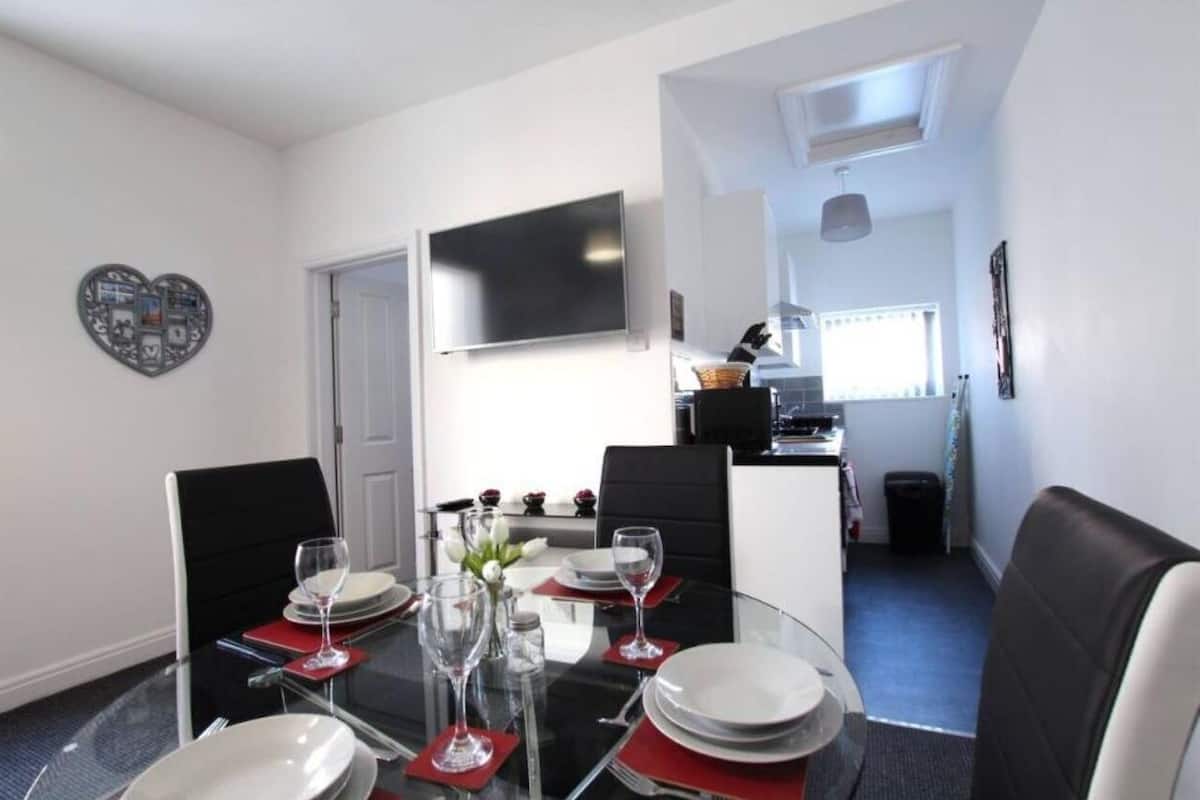 Apartment, Private Bathroom (South Pier) | Restaurant