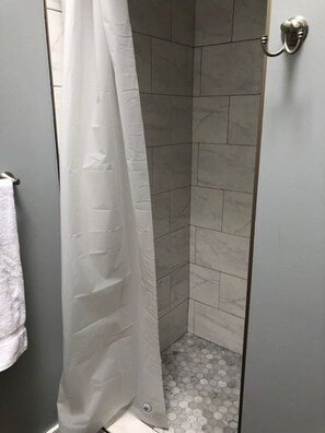 Douche, sĂšche-cheveux, serviettes fournies, savon