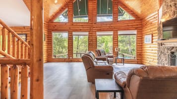 Una Smart TV, una chimenea, un reproductor de DVD, un futbolín