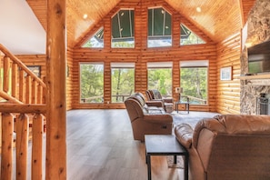 Älytelevisio, takka, DVD-soitin, pöytäjalkapallopöytä