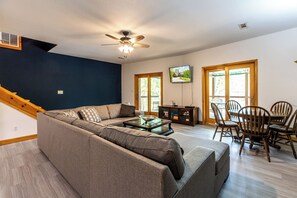 Smart TV, fireplace, DVD player, table football - Relax at Windsor Cove Norris Lake - 7 BR, 4,700 Sq ft, 2 Story Dock, Fire Pit (Jacksboro)