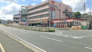 Un edificio de varios pisos con letreros para un restaurante y un estacionamiento.