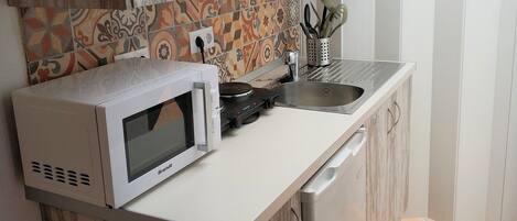 Refrigerador, microondas, parrilla de estufa y cafetera y tetera