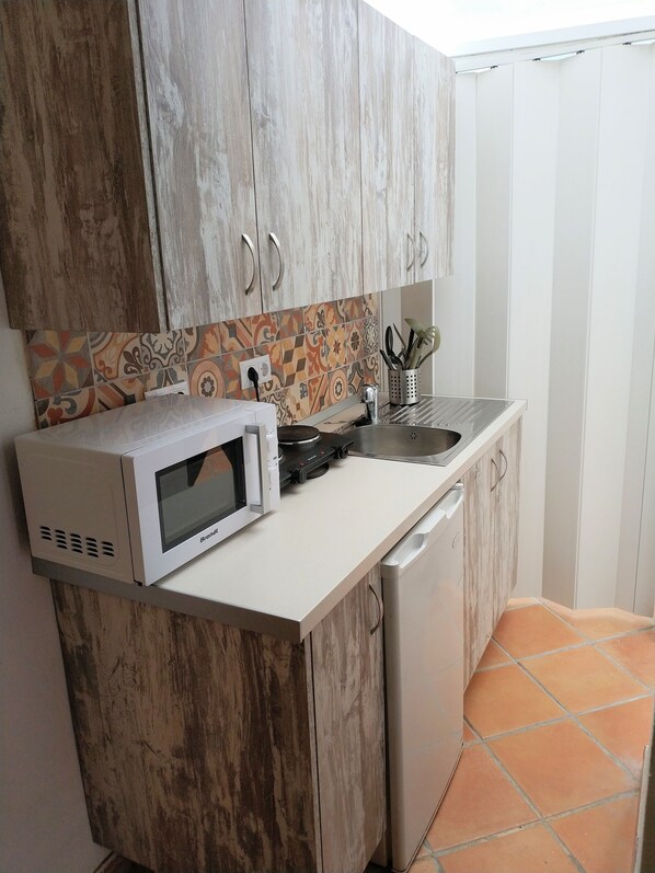 Fridge, microwave, stovetop, coffee/tea maker - Small apartment by the sea in a fishing village (Castillo del Romeral)