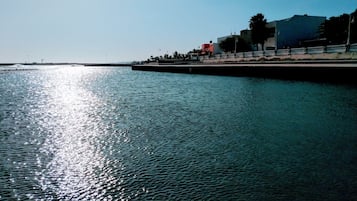 Plage à proximité, chaises longues