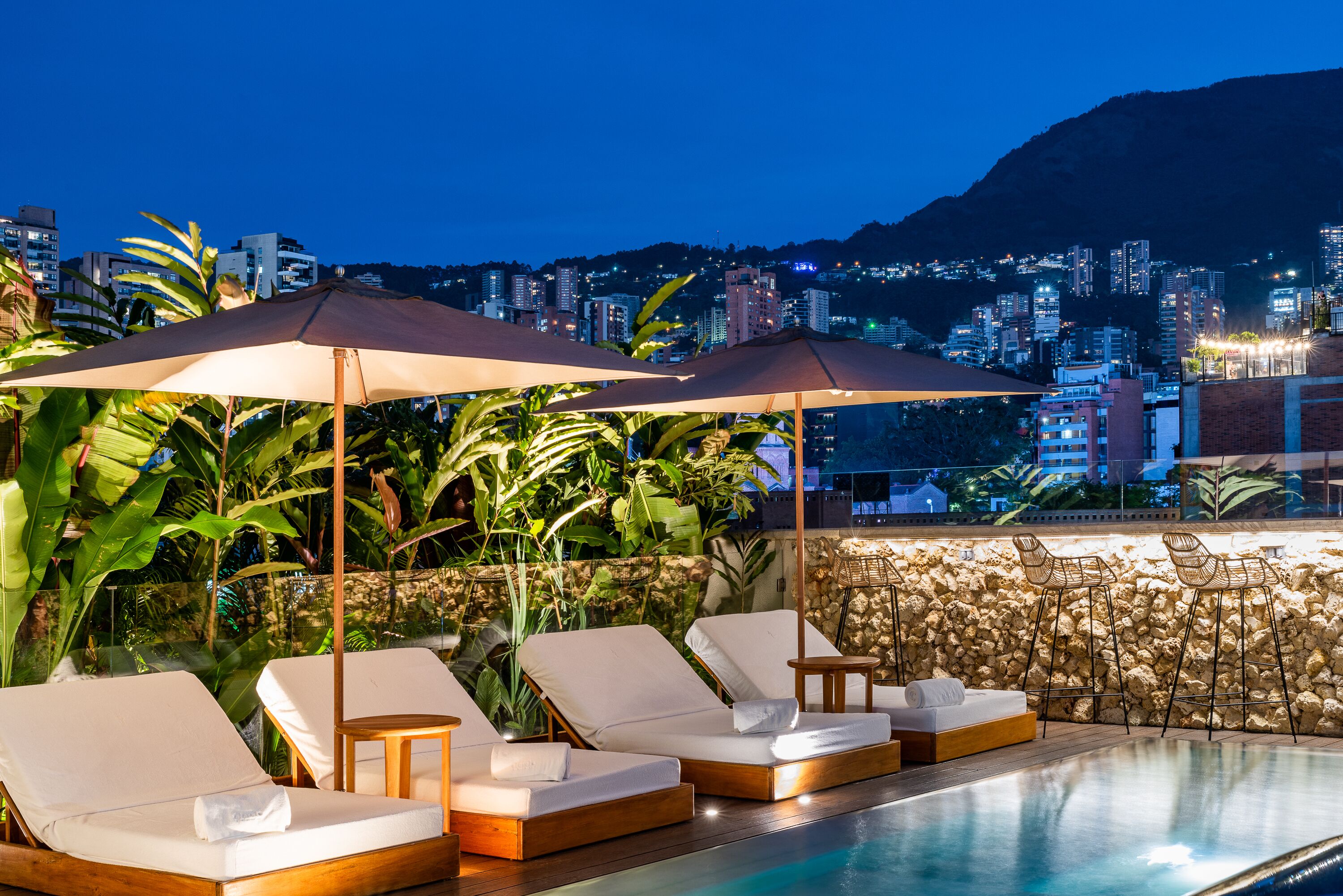 Alberca al aire libre y camastros 