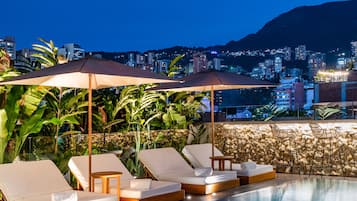 Alberca al aire libre y camastros