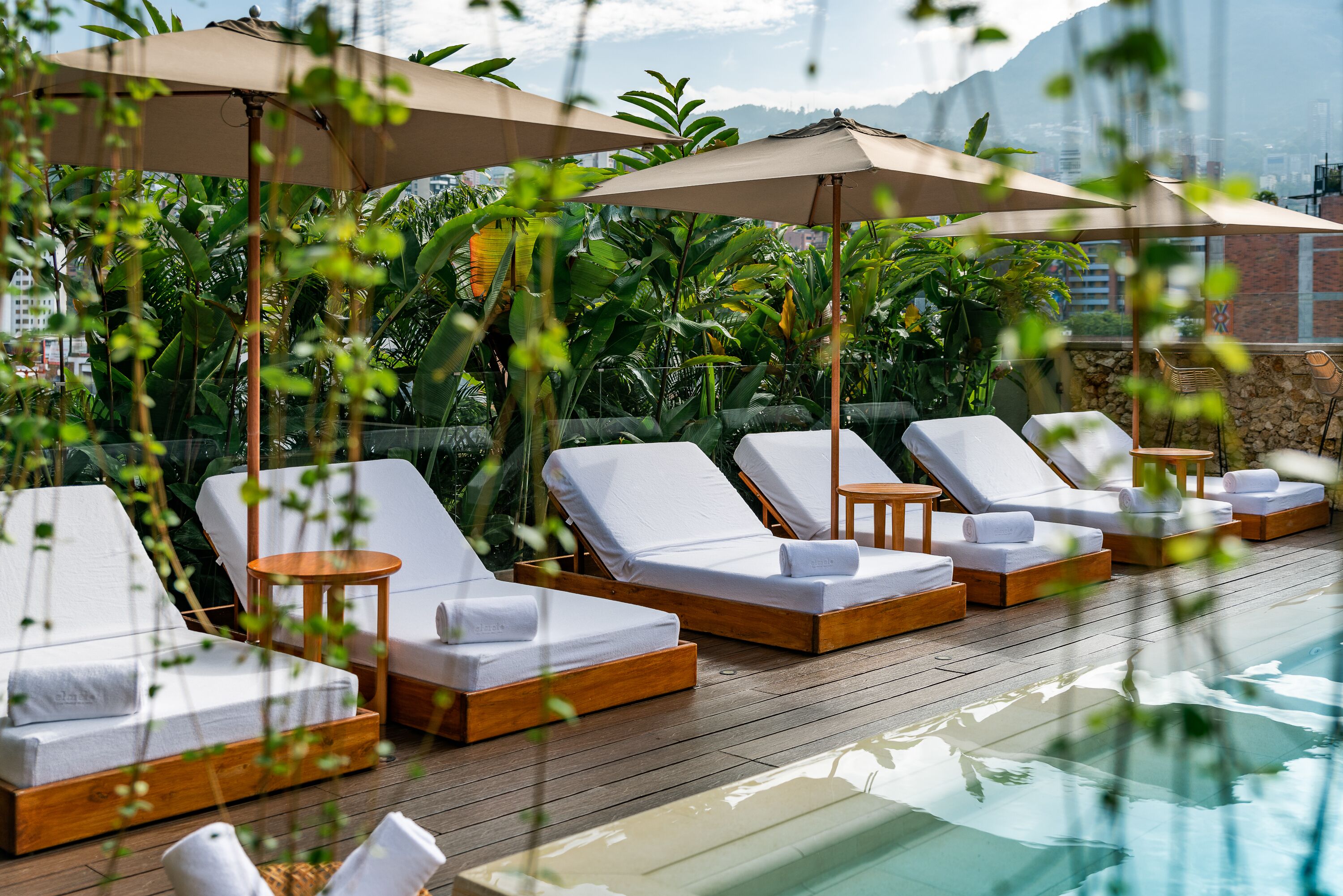 Piscine extérieure, chaises longues