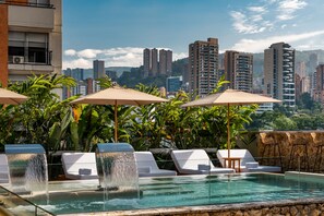 Piscina externa, espreguiçadeiras