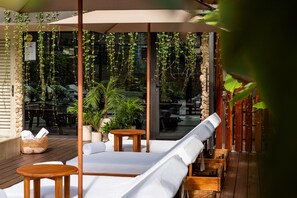 Piscine extérieure, chaises longues