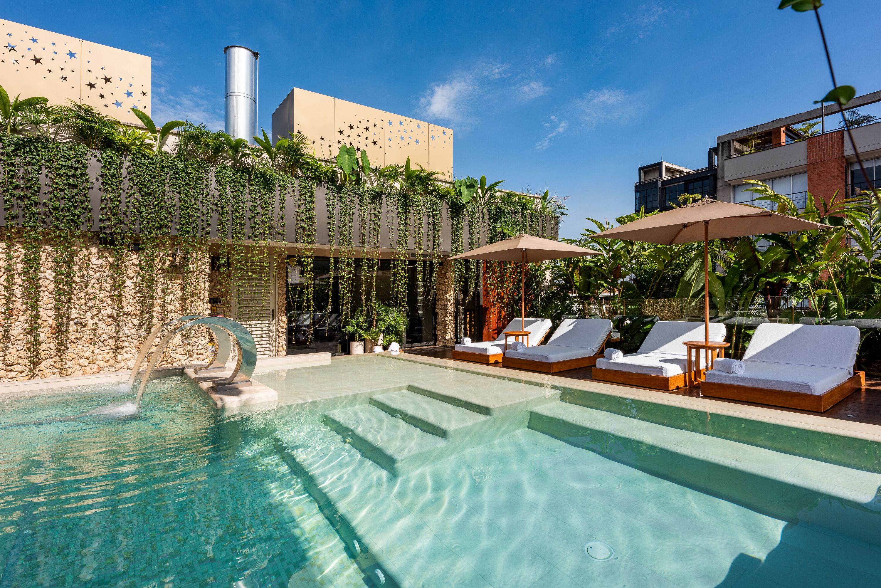 Una piscina al aire libre, sillones reclinables de piscina