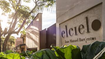 Un edificio con un letrero que dice "elciel Juan Manuel Barrientos".