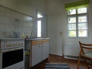 Kühlschrank, Mikrowelle, Ofen, Wasserkocher mit Kaffee-/Teezubehör